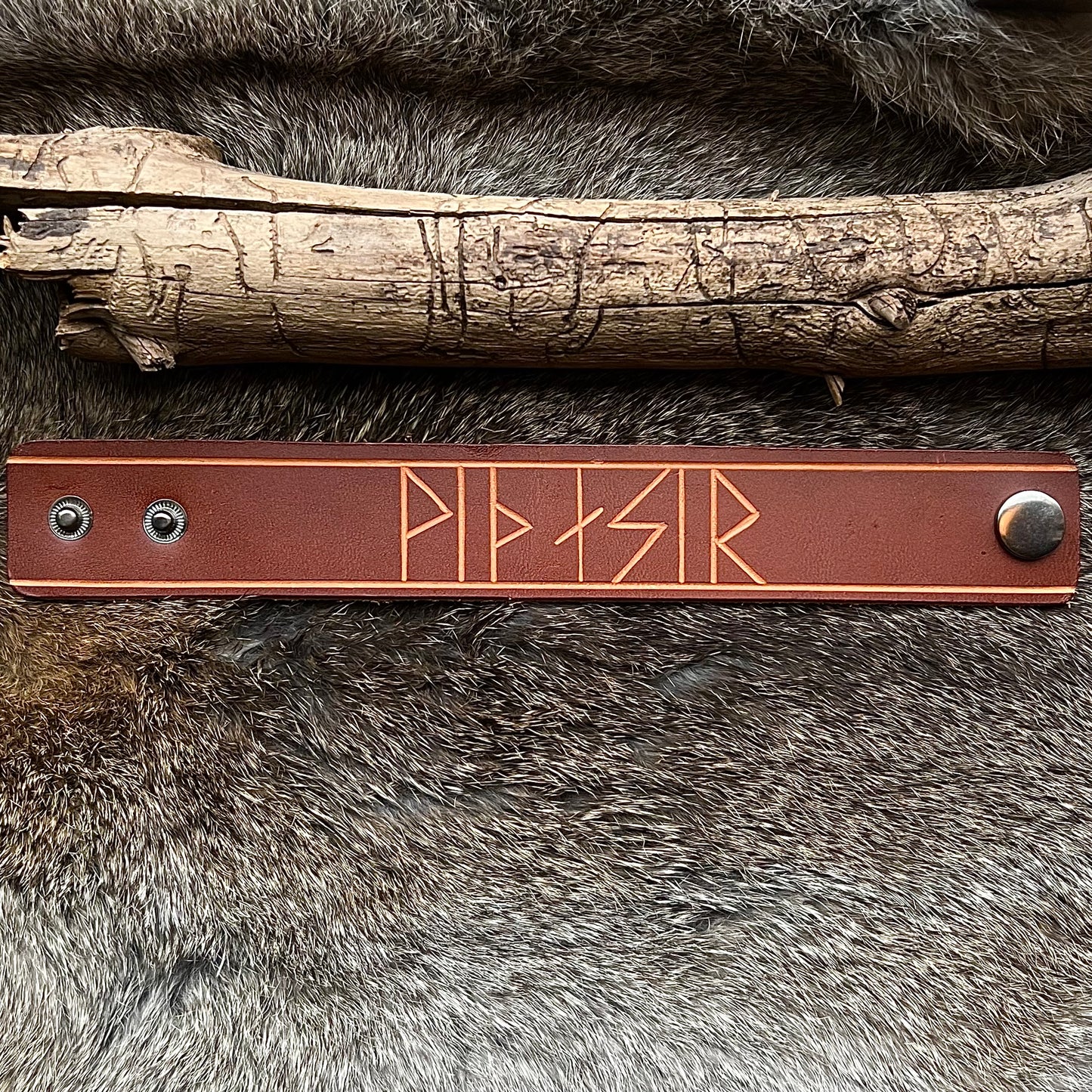 Läderarmband med utskurna runor ’med asagudarna’, brunt