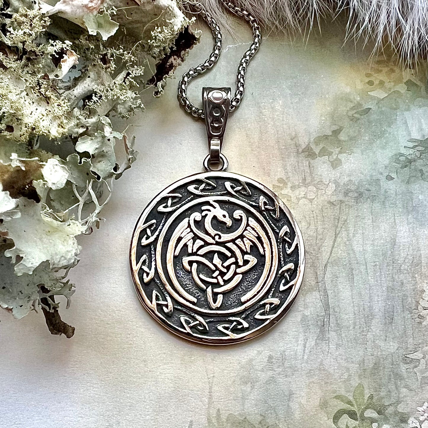 Halsband med draken Nidhögg och Caim i rostfritt stål