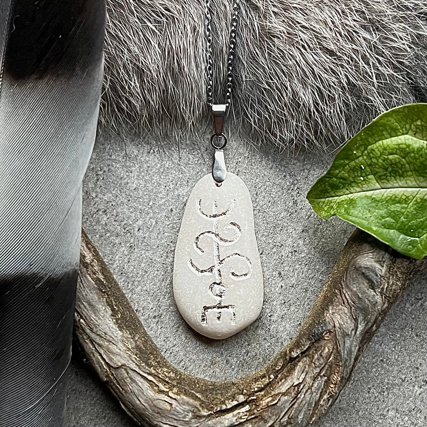 Halsband med handristad galdrastav ’Thekkur’ för vänskap i äkta silver