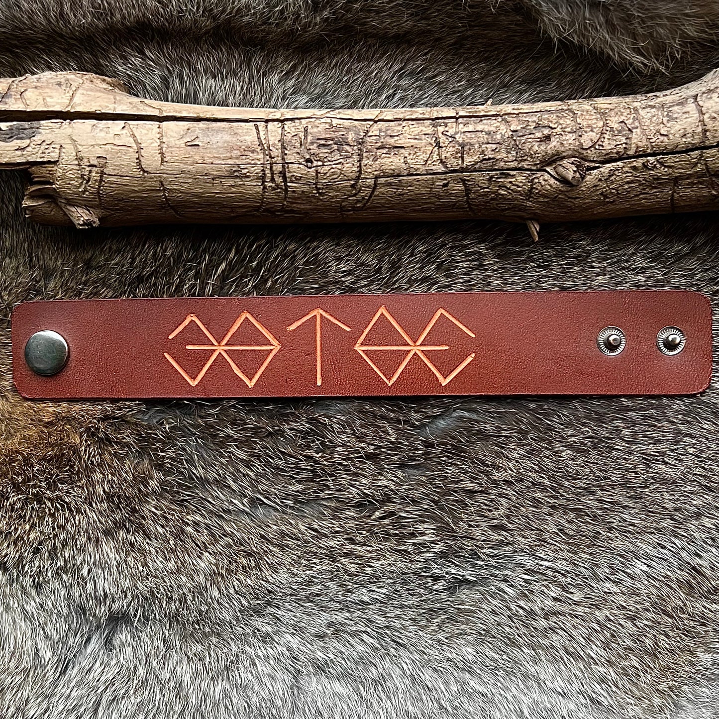 Läderarmband med utskurna runor ’bärsärk’ och Tyrs runa, brunt
