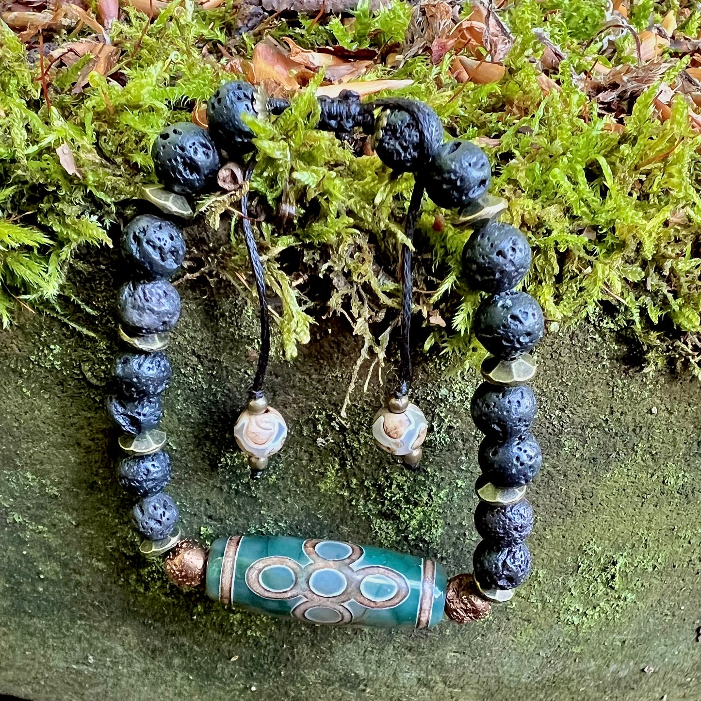 Handknutet armband med stor Dzi-pärla och lavasten