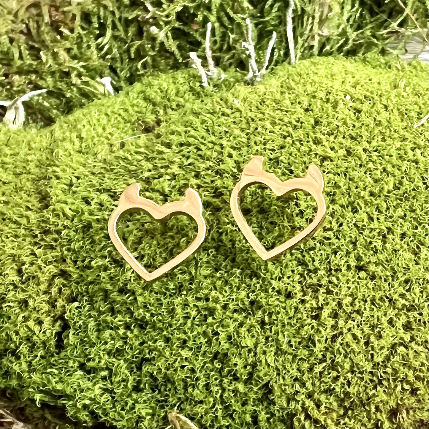 Earrings with heart and horns in gold-coloured steel