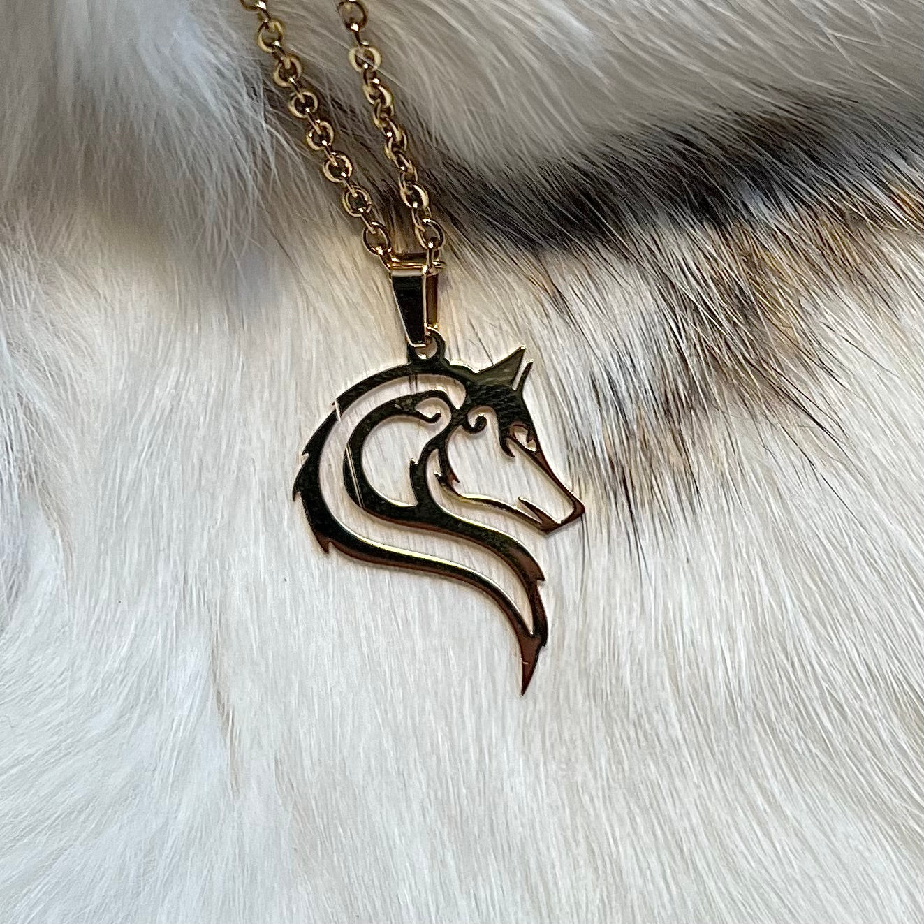 Halsband i guldfärgat rostfritt stål med varghuvud