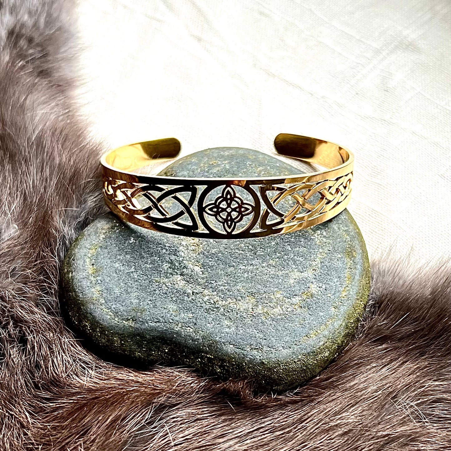 Rigid bracelet with Celtic lucky knot/witch knot in gold-colored steel