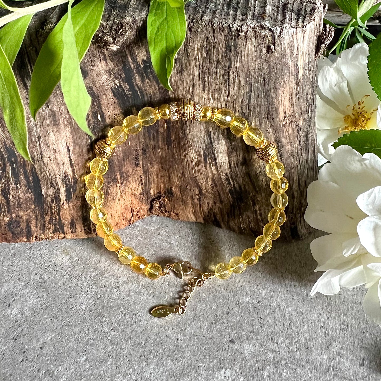 Bracelet with faceted citrine