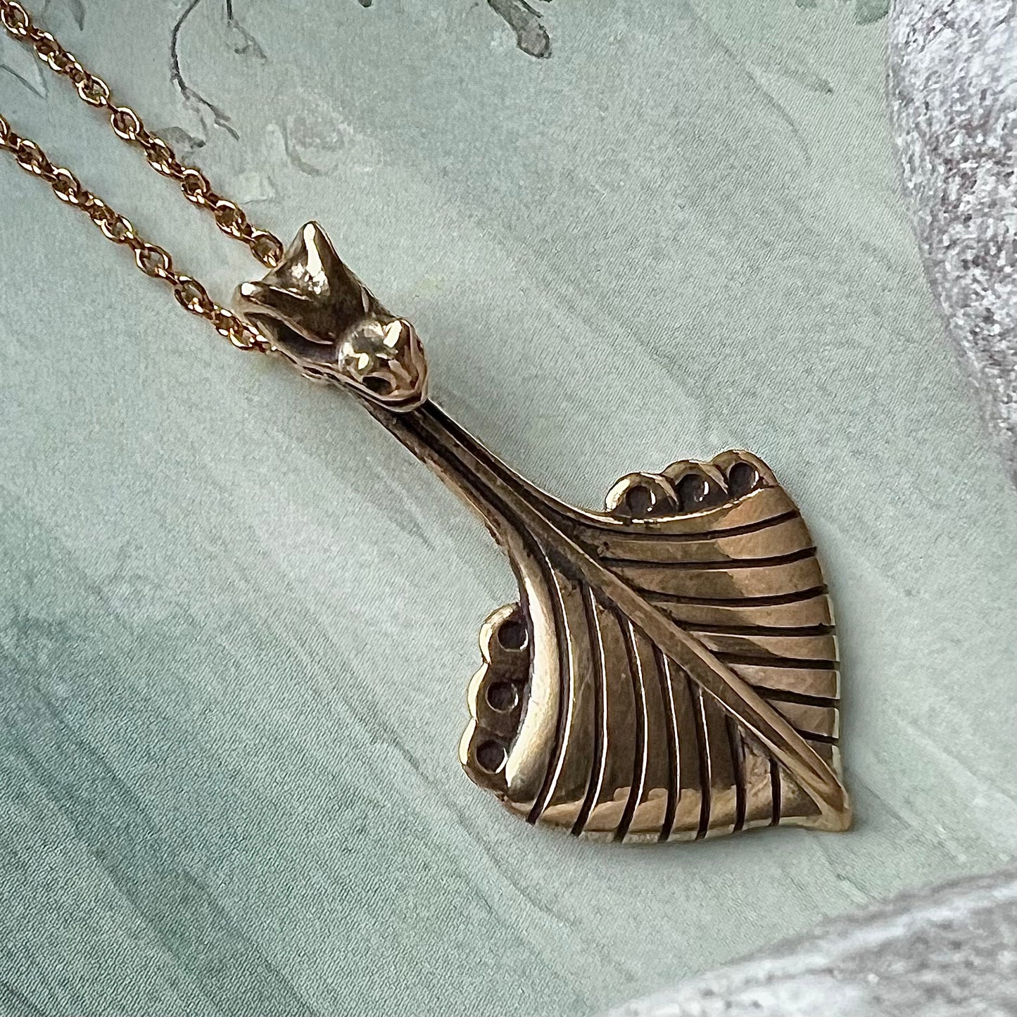 Vikingasmycke halsband med drakskepp i brons