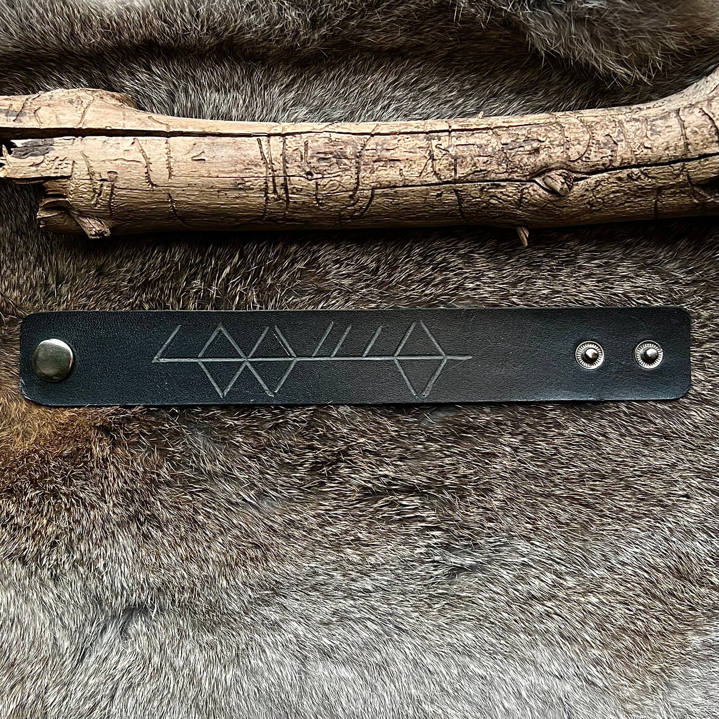 Läderarmband med utskuren bindruna ’lojalitet’, svart