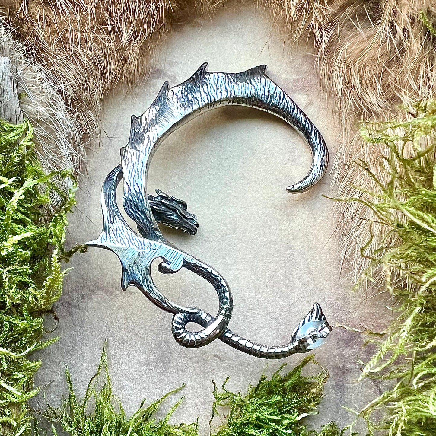 Vikingasmycke stiftörhänge med drake i kirurgiskt stål, vänster