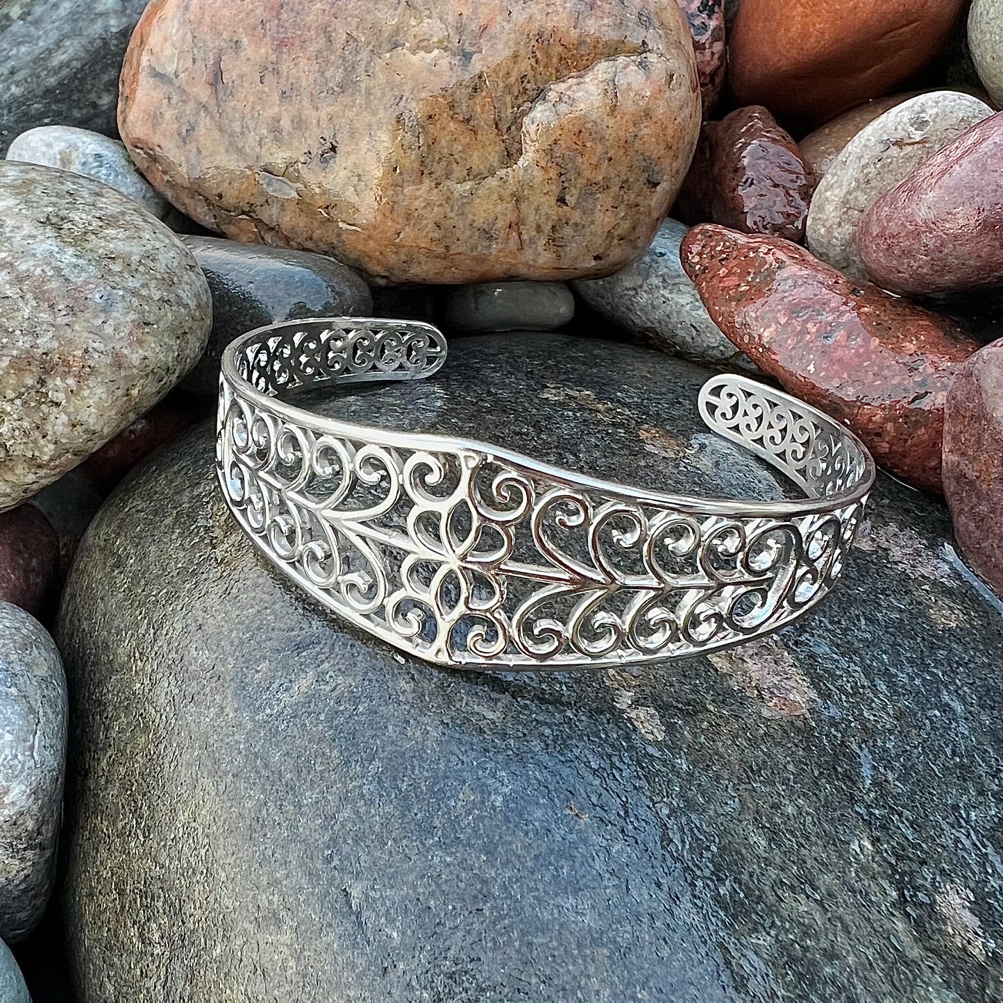 Rigid stainless steel bracelet with leaf pattern