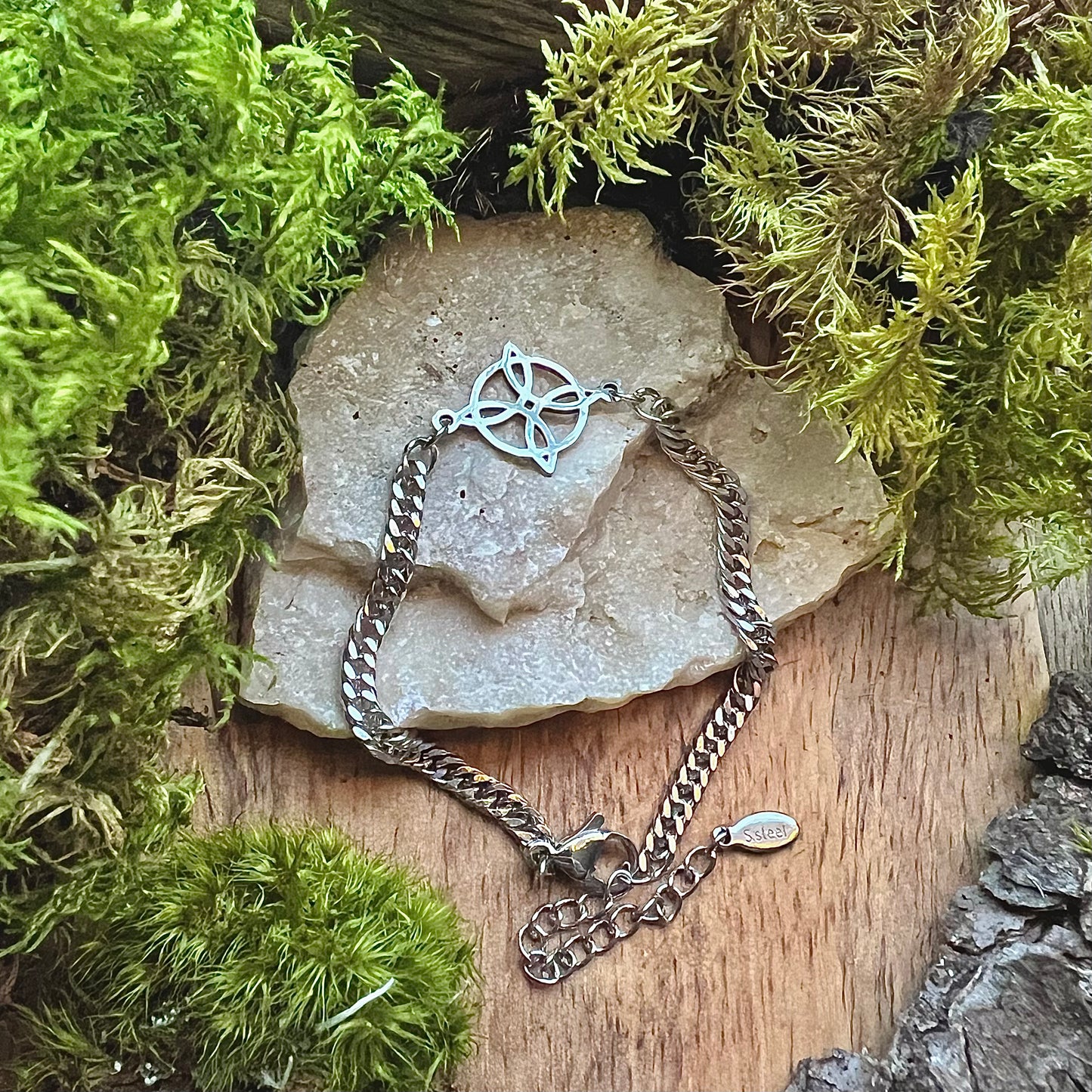 Stainless steel bracelet with Celtic lucky knot and armor link
