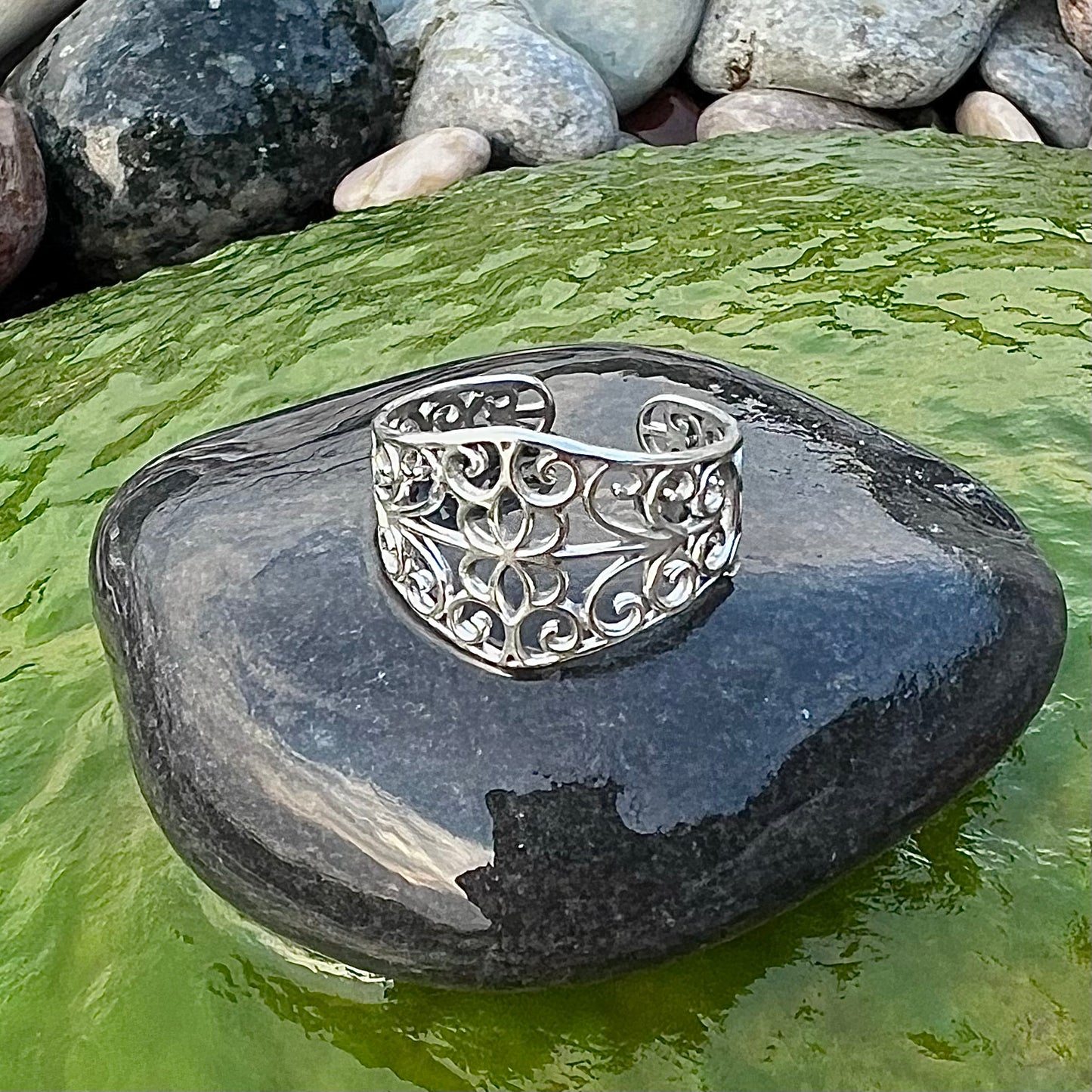 Adjustable stainless steel ring with hollow leaf pattern