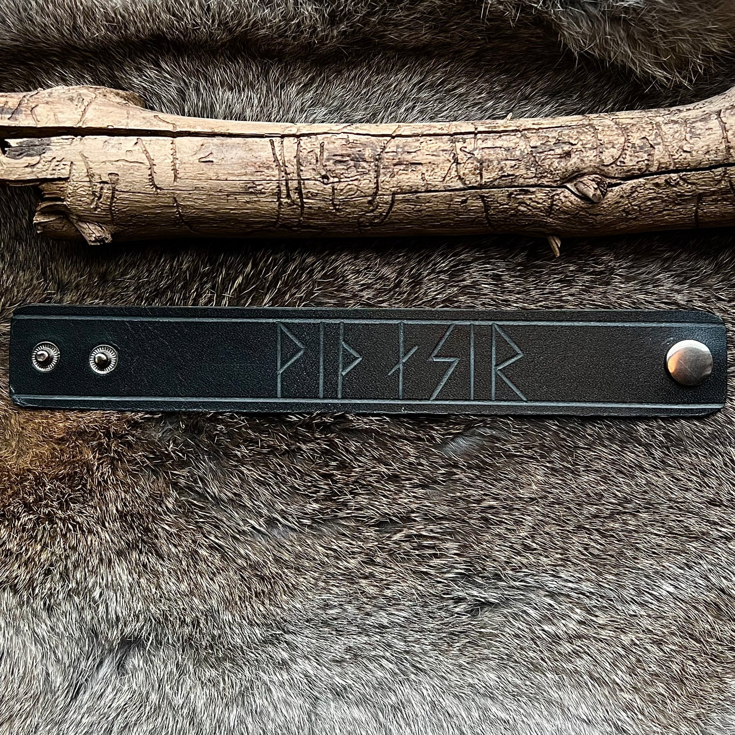 Läderarmband med utskurna runor ’med asagudarna’, svart