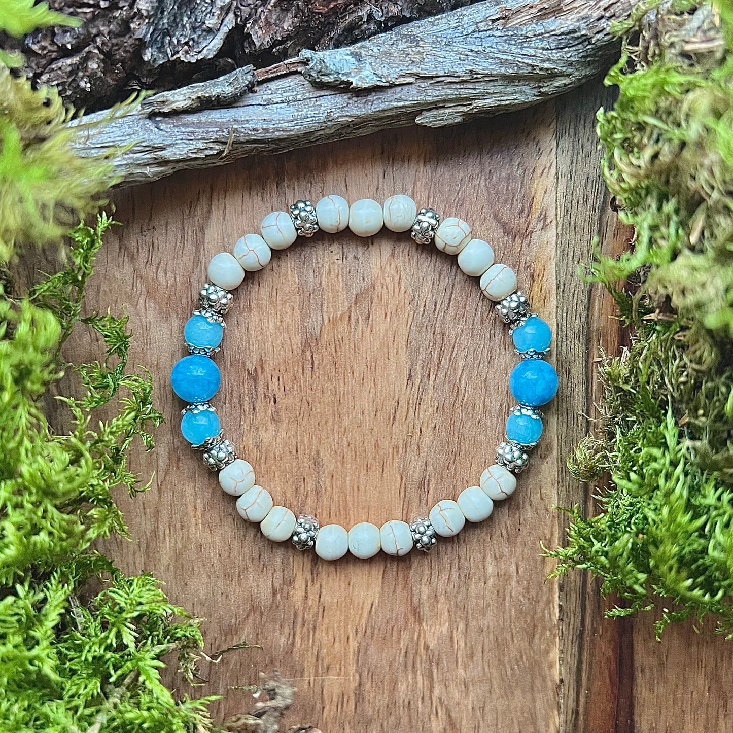 Bracelet with white, synthetic turquoise and aquamarine