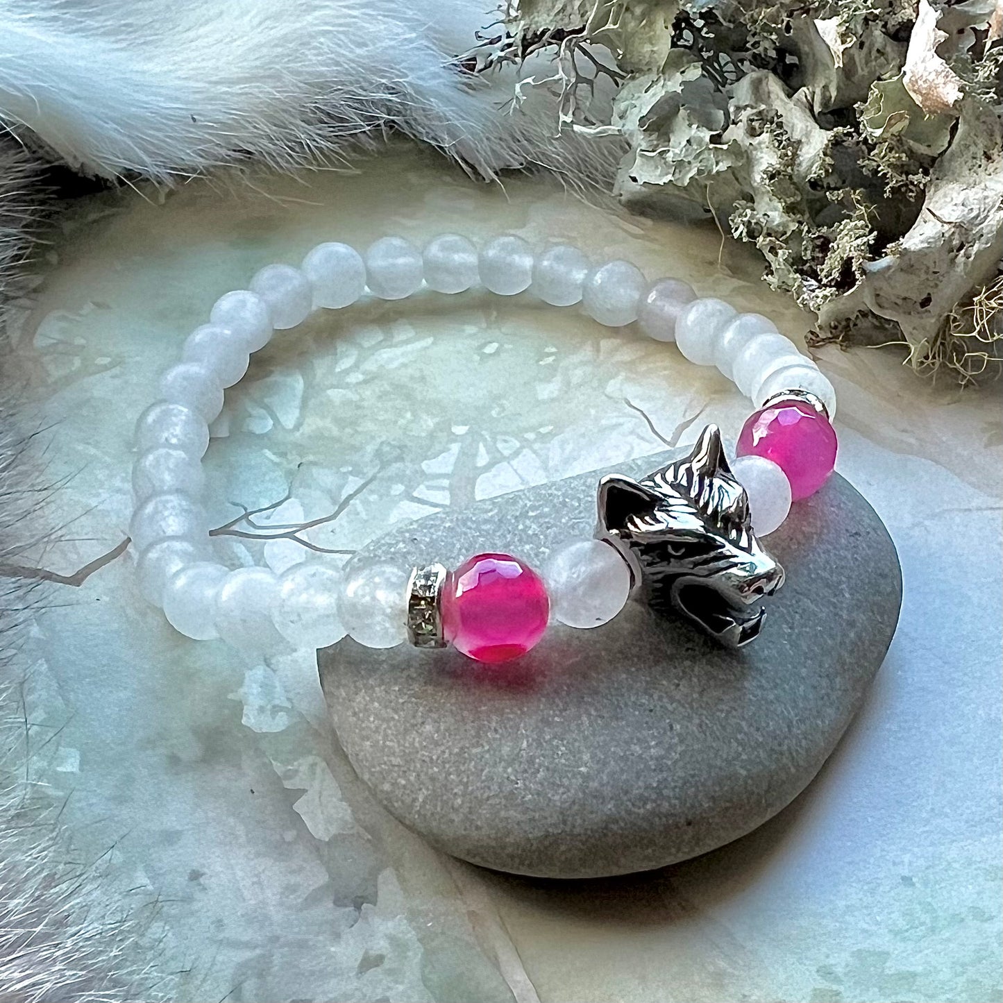 Vikingasmycke kristallarmband med vit frostad jade och varghuvud