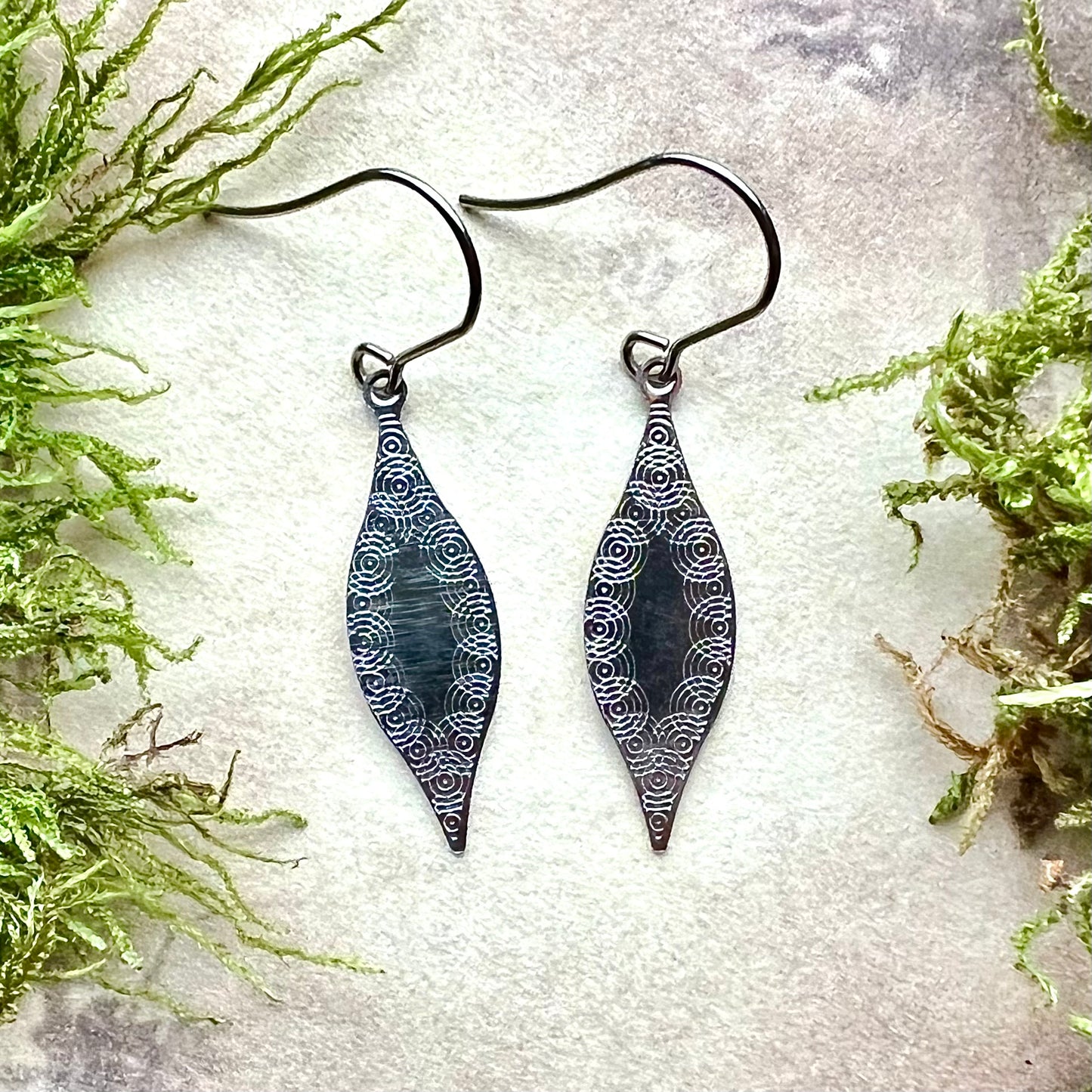 Örhängen med asklöv i rostfritt stål