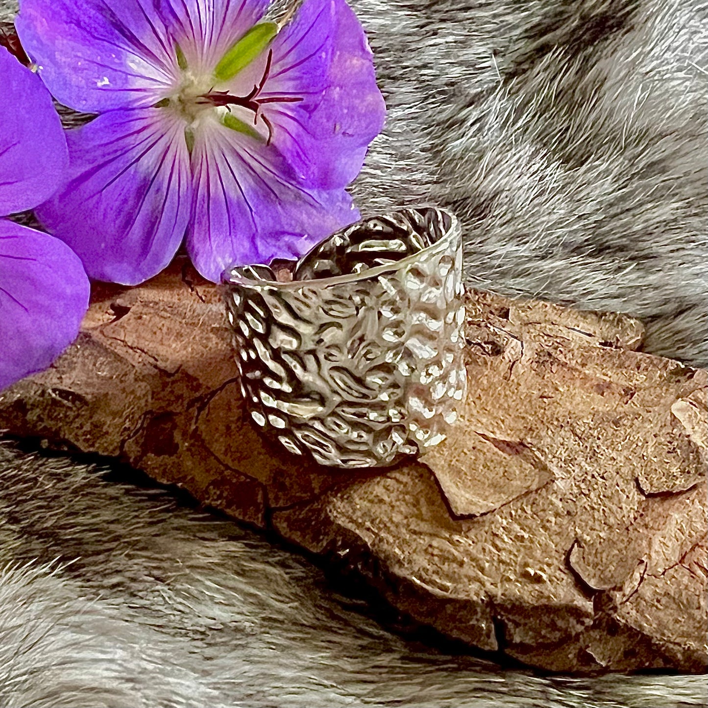 Ring in hammered stainless steel. Adjustable.