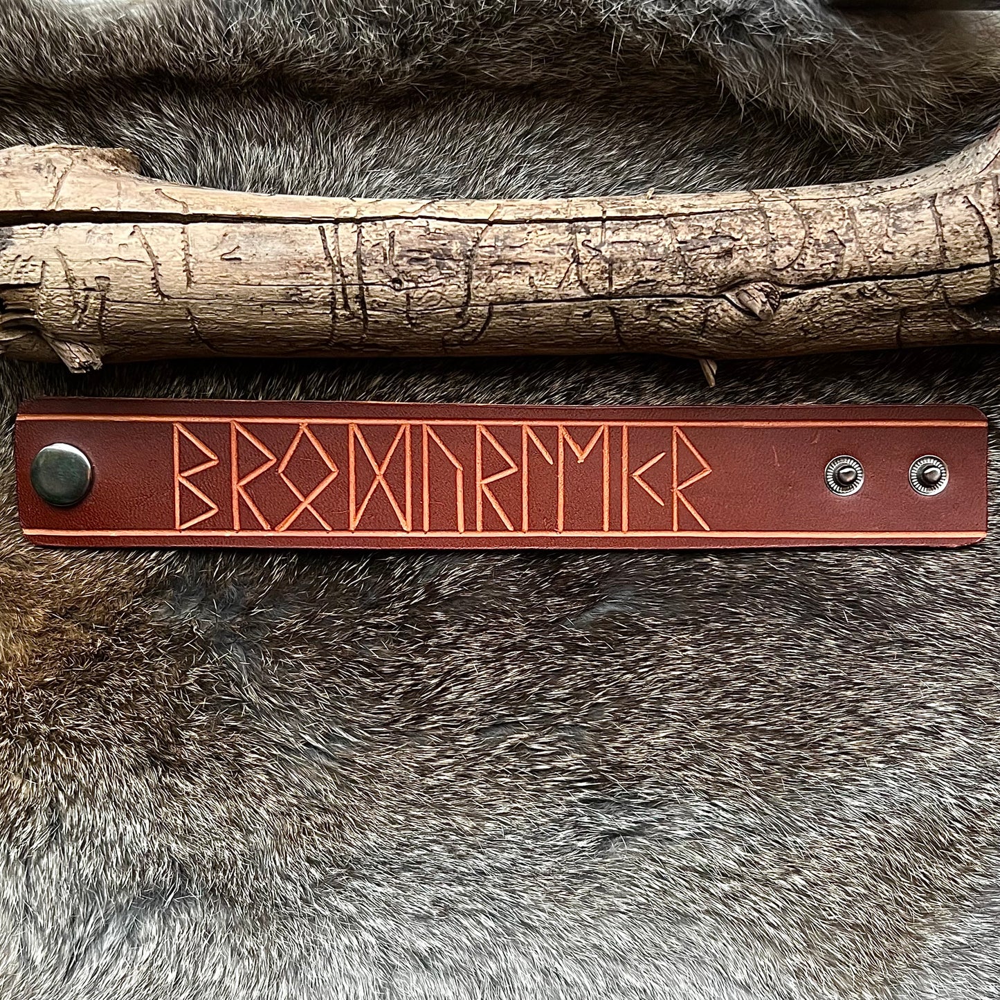 Läderarmband med utskurna runor ’Megingjord’, brunt