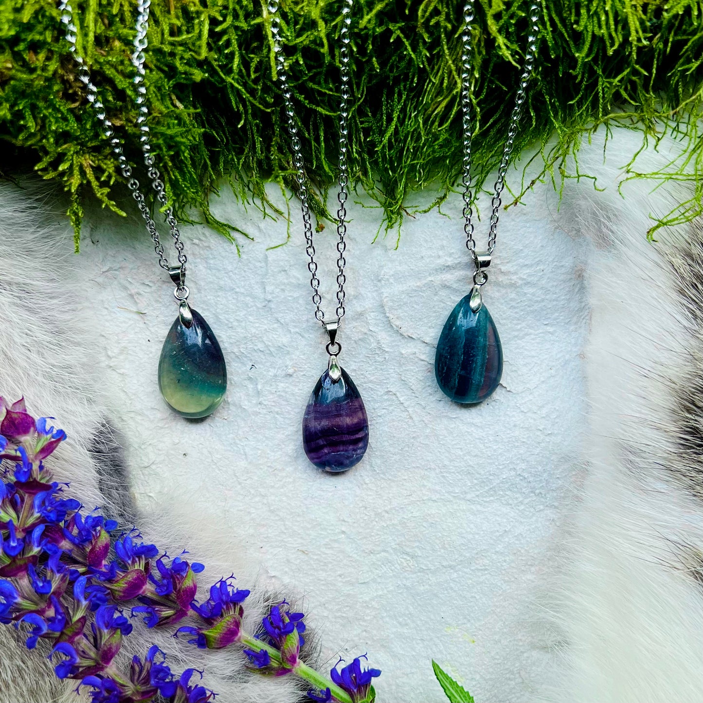 Necklace with drop-shaped fluorite