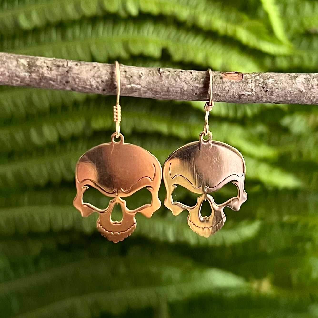 Earrings with skulls in gold-colored steel