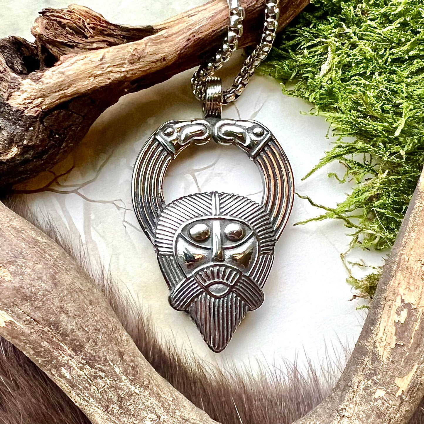 Vikingasmycke halsband med Oden och Hugin och Munin, sk maskhänge