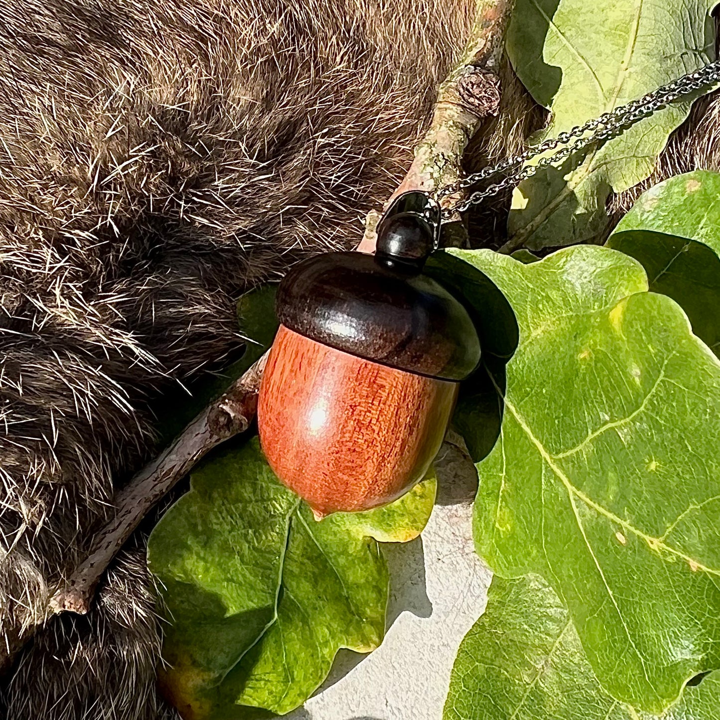 Necklace with openable acorn made of mahogany wood