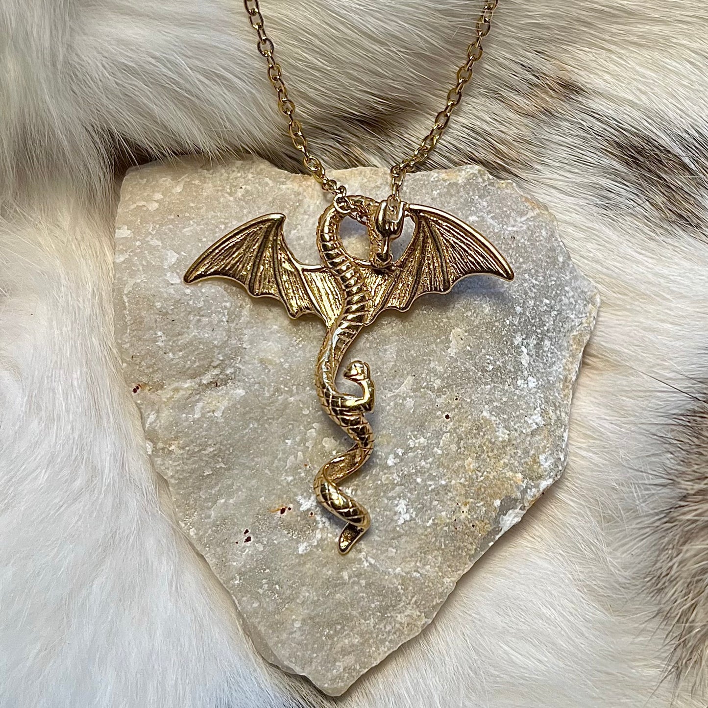 Halsband med draken Nidhögg i guldfärgat rostfritt stål