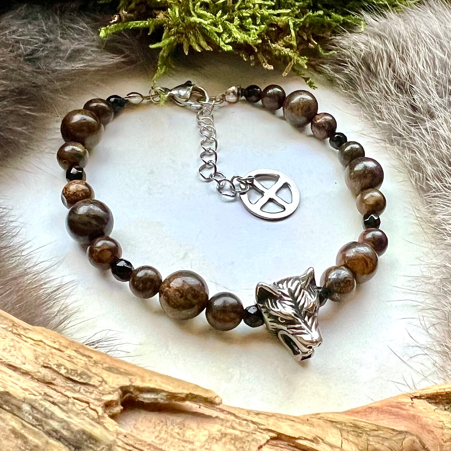 Armband med bronzit, onyx och varghuvud