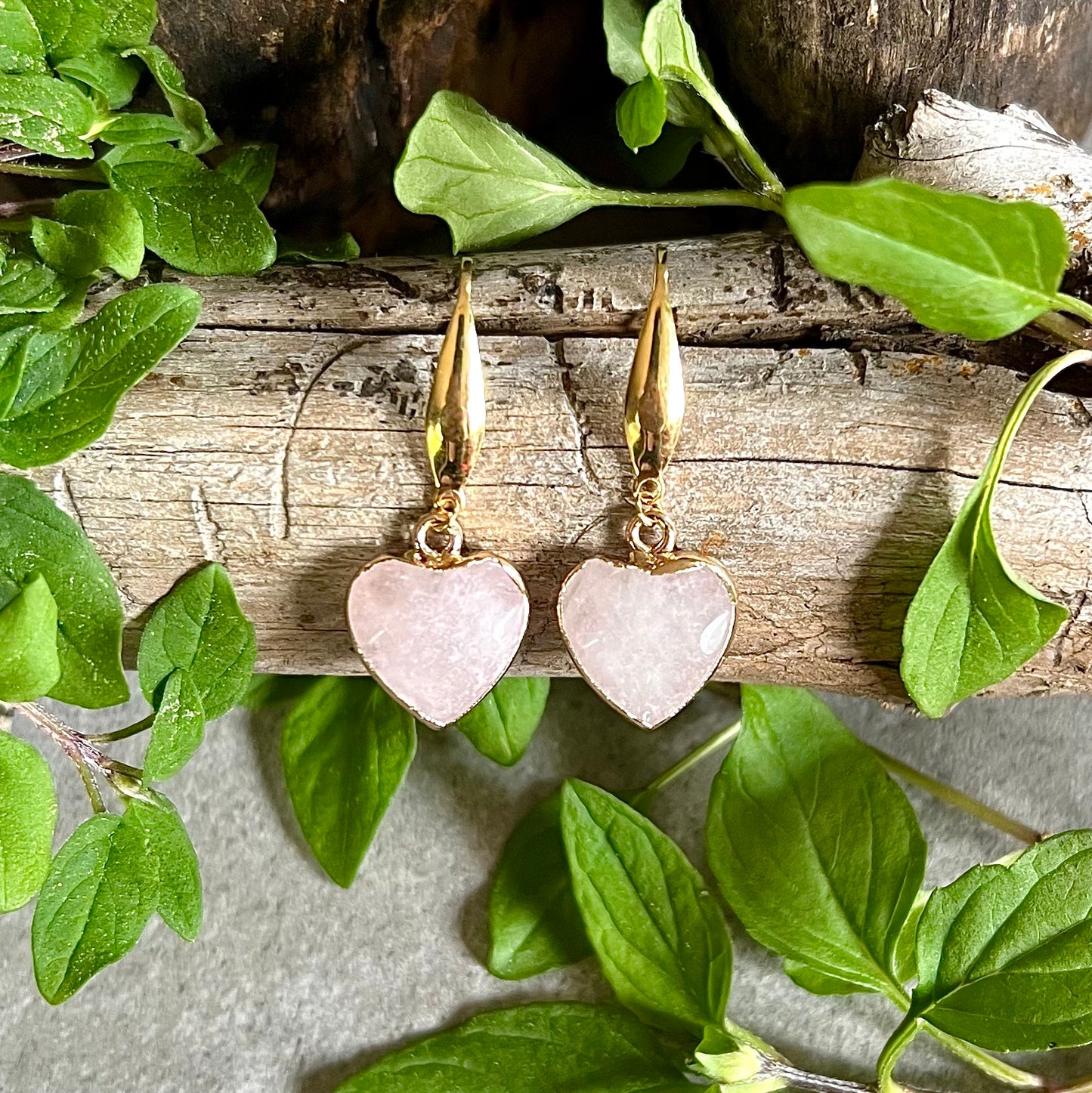 Earrings with faceted hearts made of rose quartz