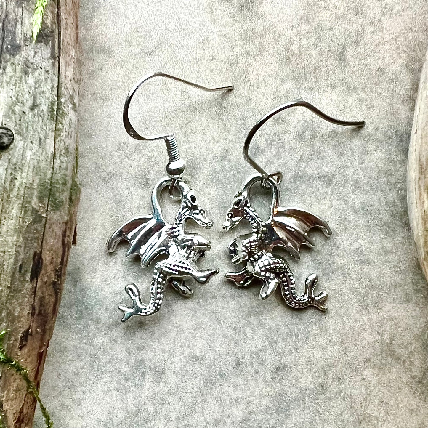 Örhängen med silverfärgade drakar