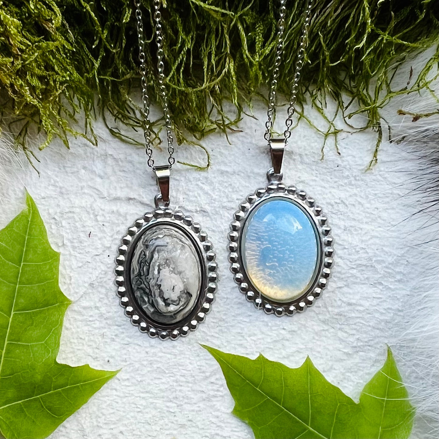 Halsband med oval agat eller opalit
