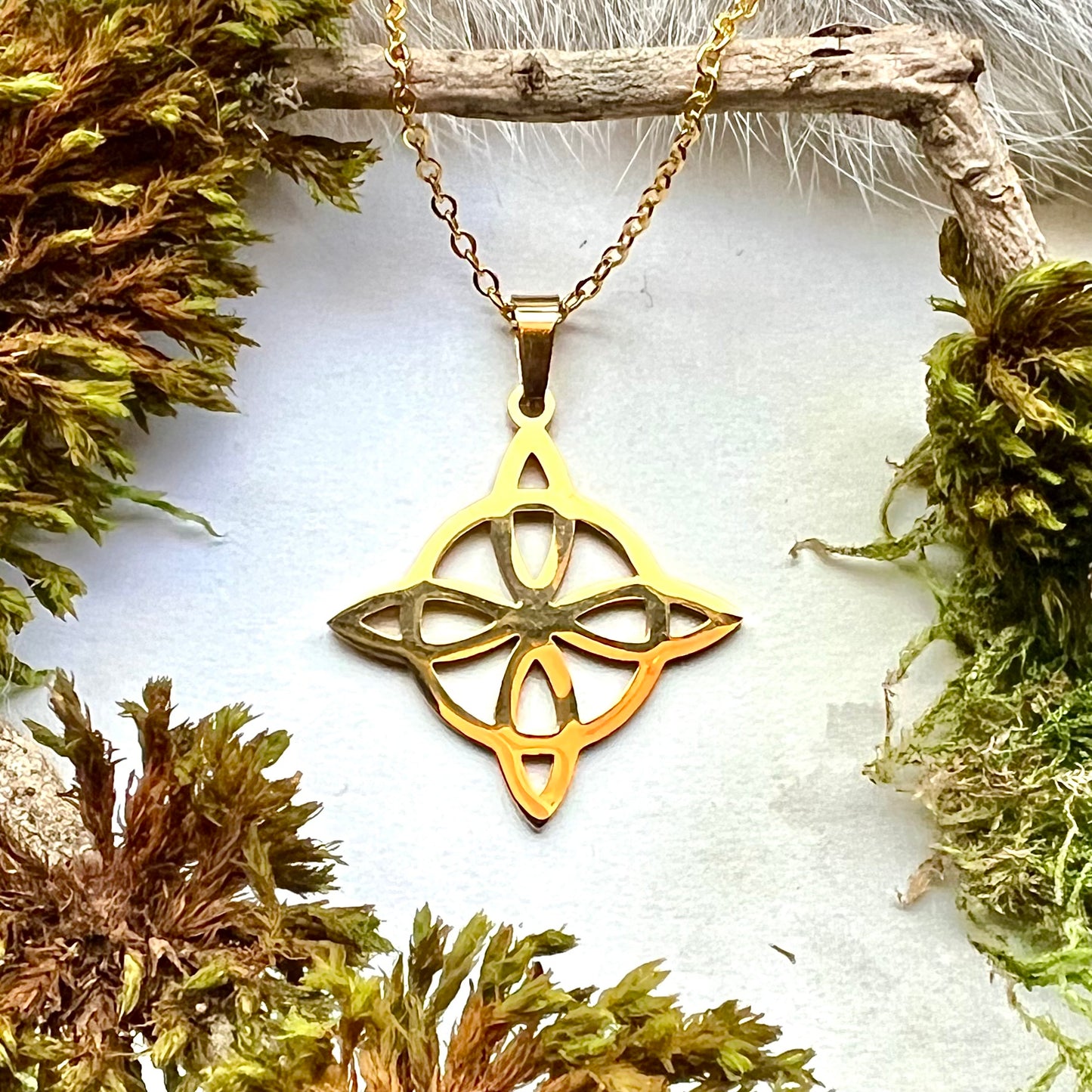 Halsband med keltisk häxknut / lyckoknut i guldfärgat rostfritt stål