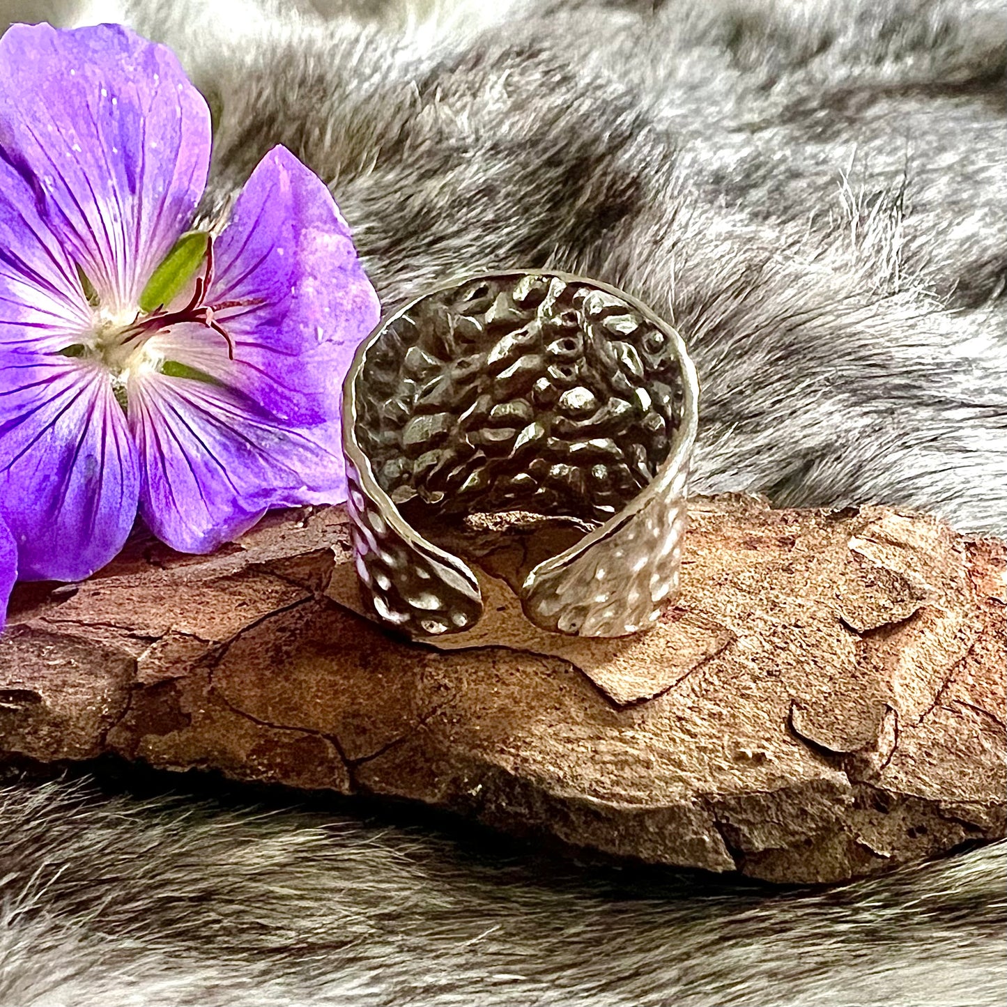 Ring in hammered stainless steel. Adjustable.