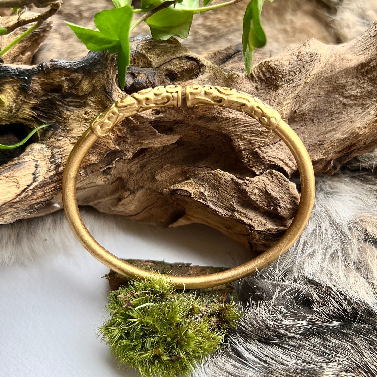 Rigid bracelet in gold-colored surgical steel