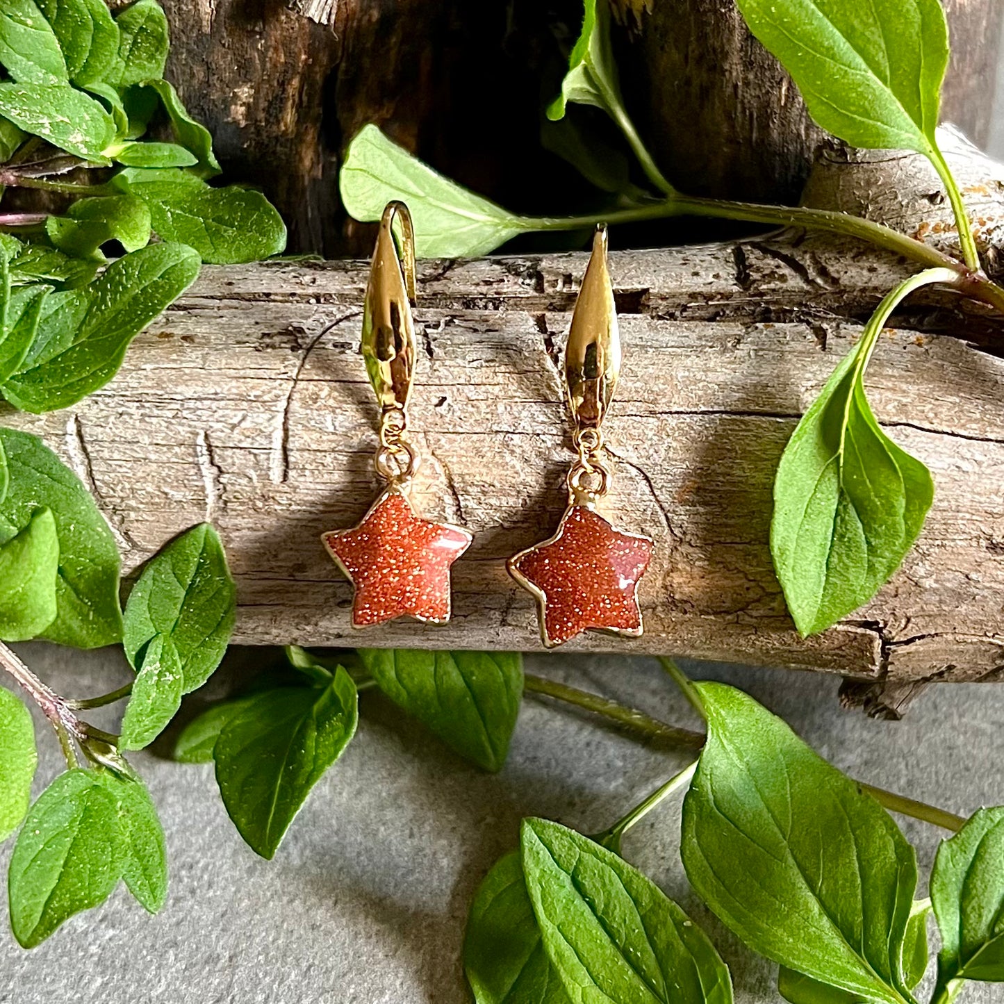 Earrings with faceted gold stone stars