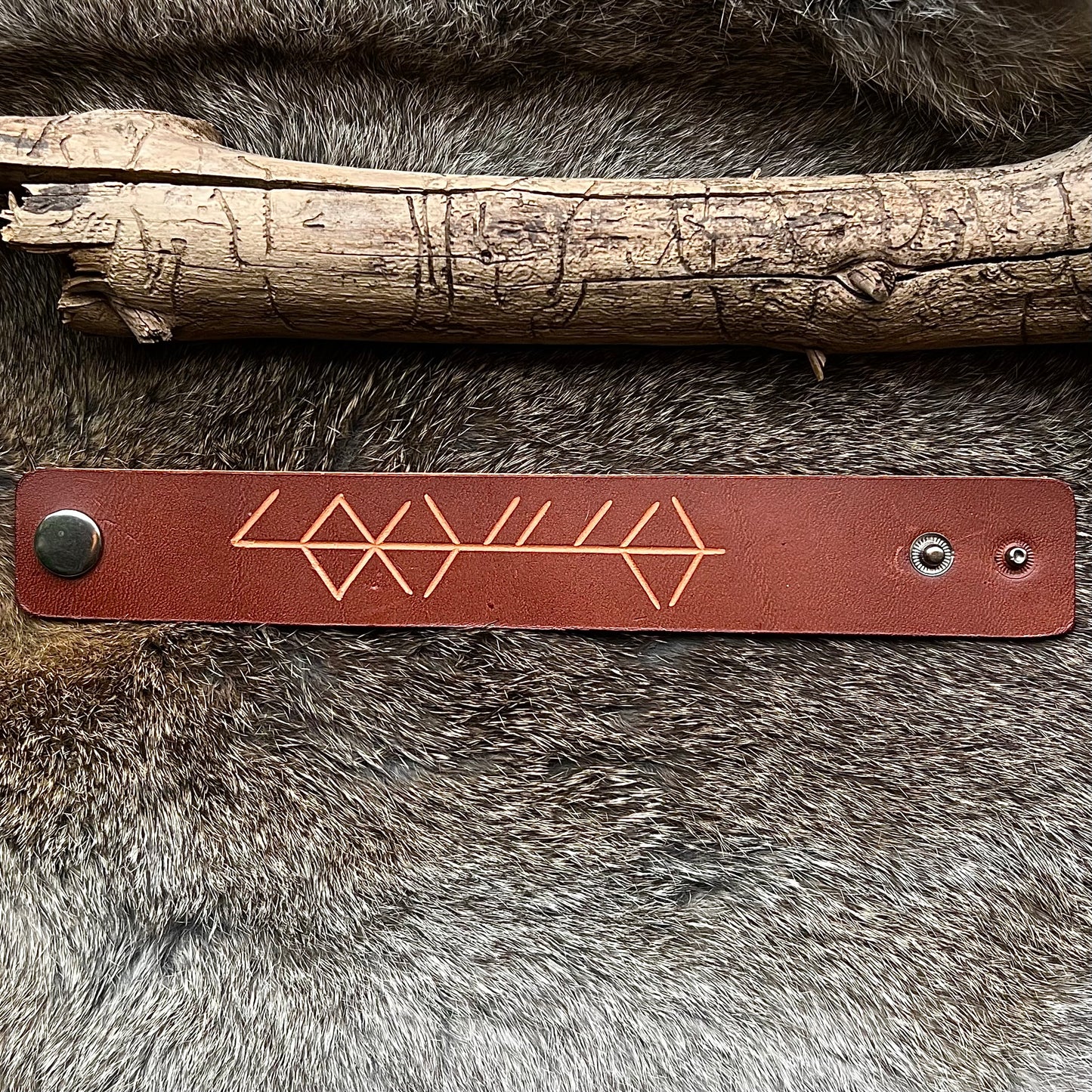 Läderarmband med utskuren bindruna ’lojalitet’, brunt