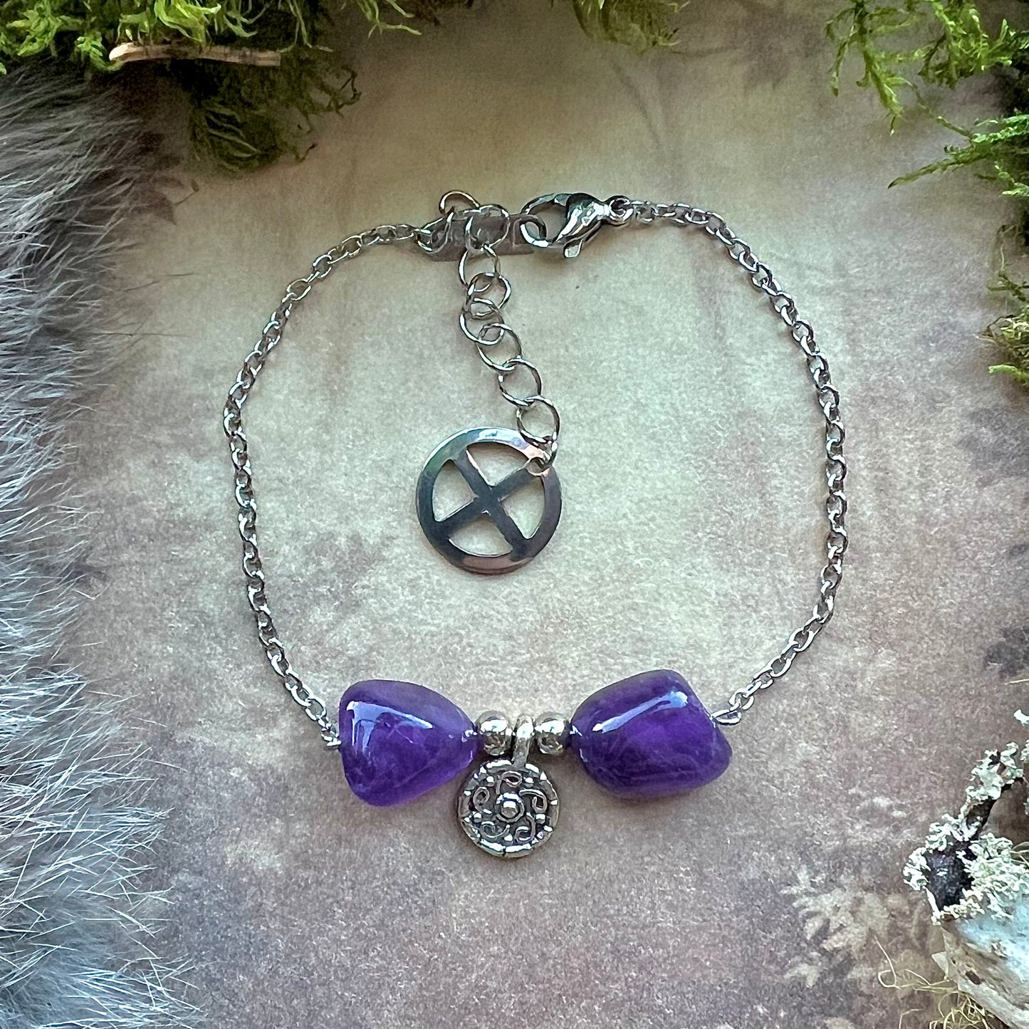 Vikingasmycke kristallarmband i stål med ametist, solkors och vikingasköld