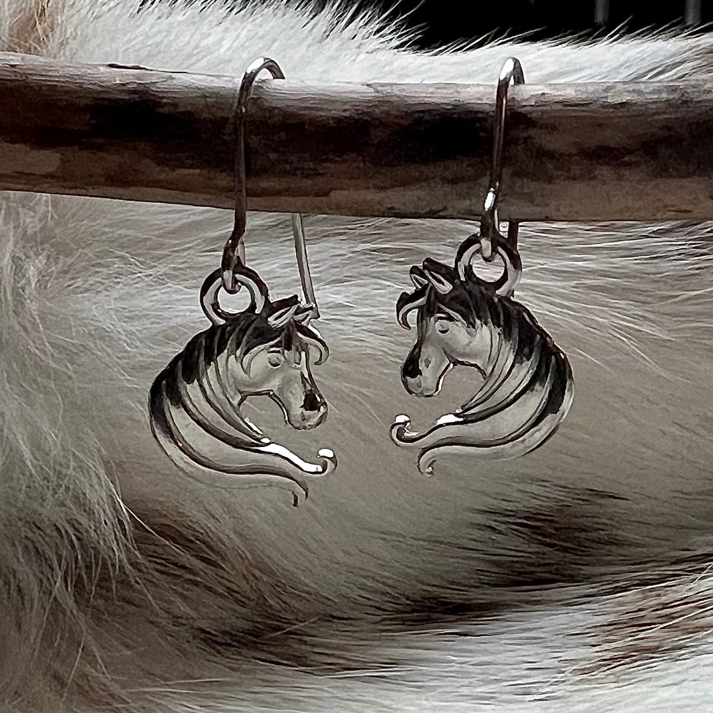 Örhängen med hästhuvud i rostfritt stål