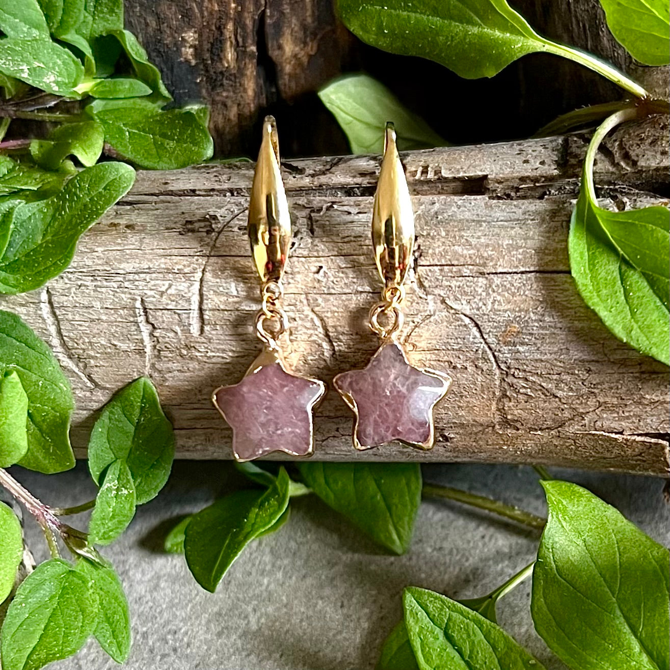 Earrings with faceted strawberry quartz stars