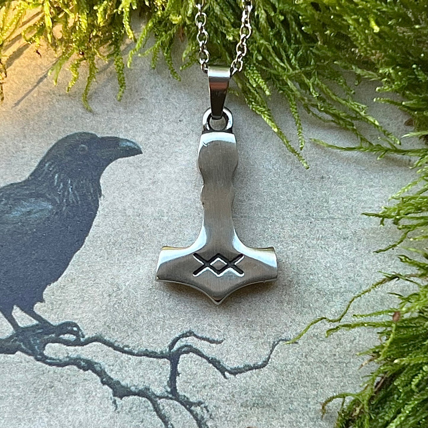 Halsband med liten torshammare och runan ’Ingwaz’ i rostfritt stål
