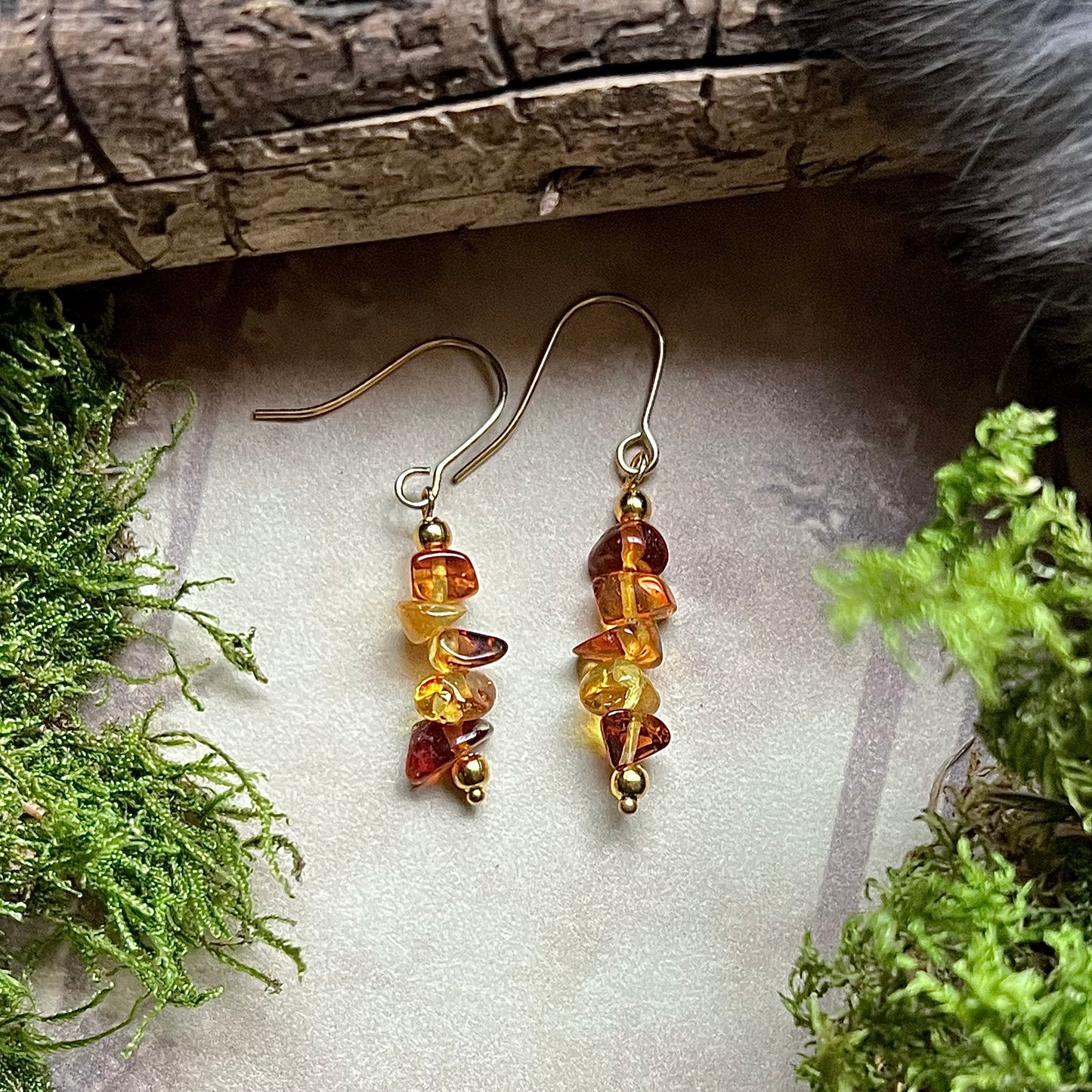 Örhängen med bärnsten och guldfärgat rostfritt stål