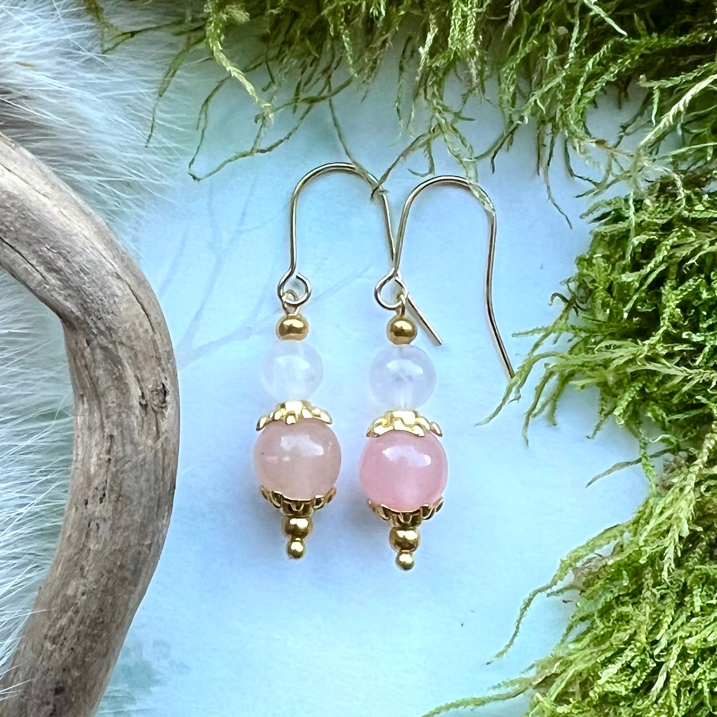 Kristallörhängen med rosenkvarts och guldfärgat stål