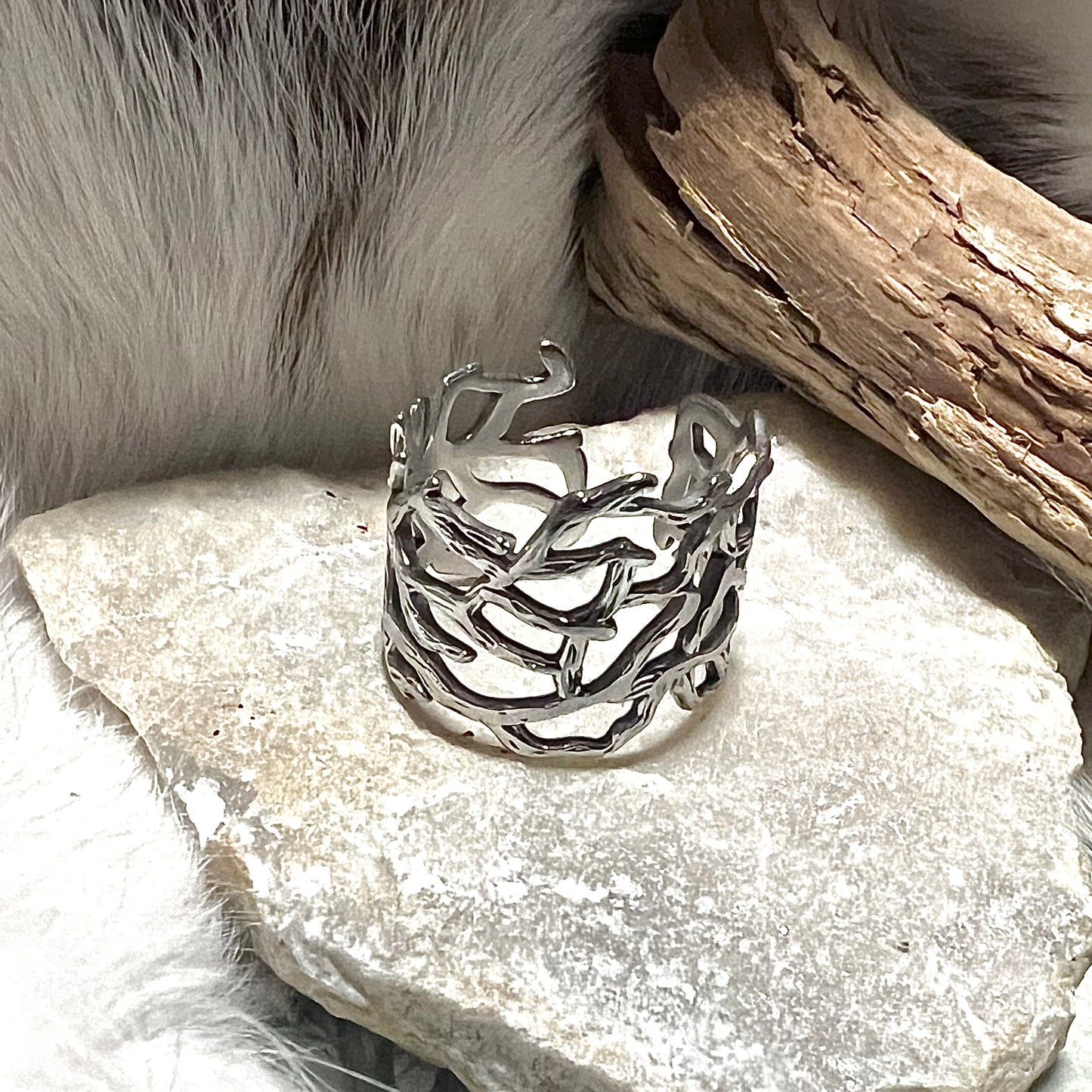 Öppen ring med grenmönster i rostfritt stål