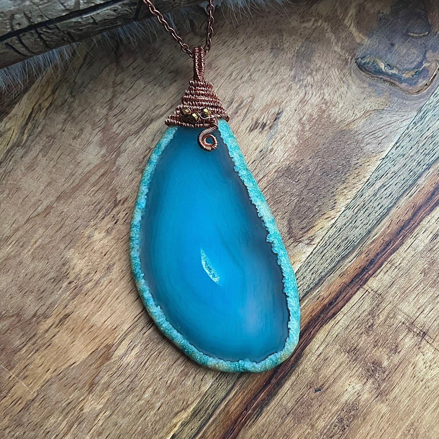 Necklace with disc of blue lace agate and copper wire
