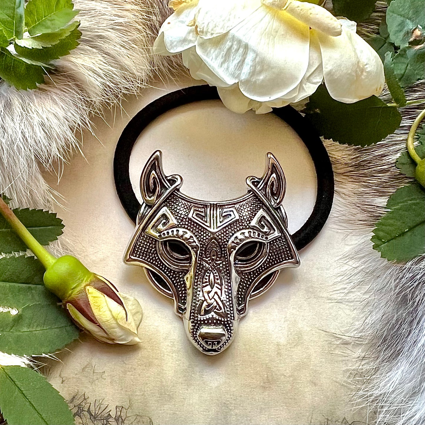 Hårband med Fenrisulven i silverfärgad metall.