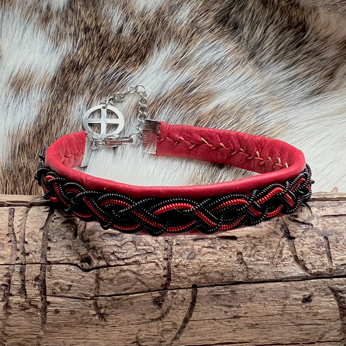 Tenntrådsarmband med svart och röd fyrfläta