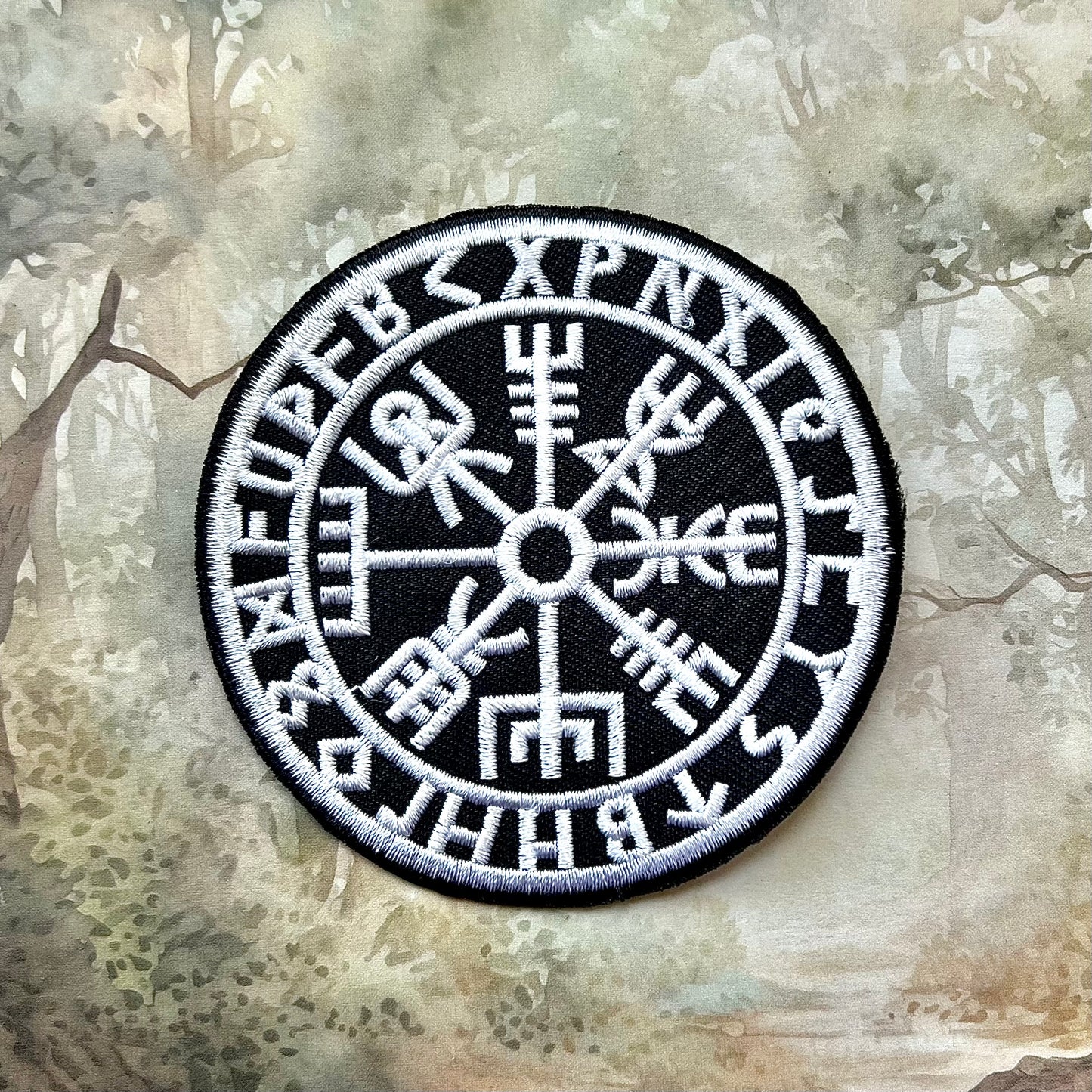 Tygmärke/patch med Vegvisir och runor. Stryk på-variant.