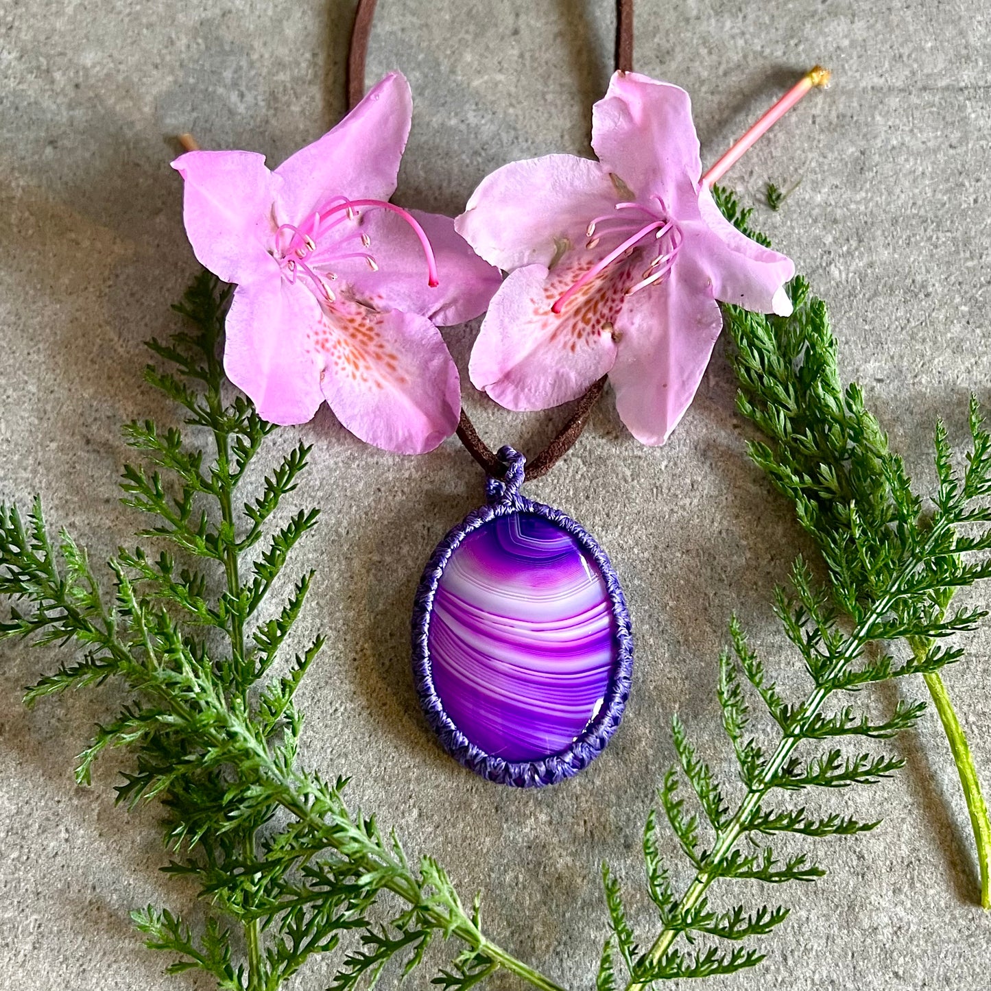 Necklace with bound band agate