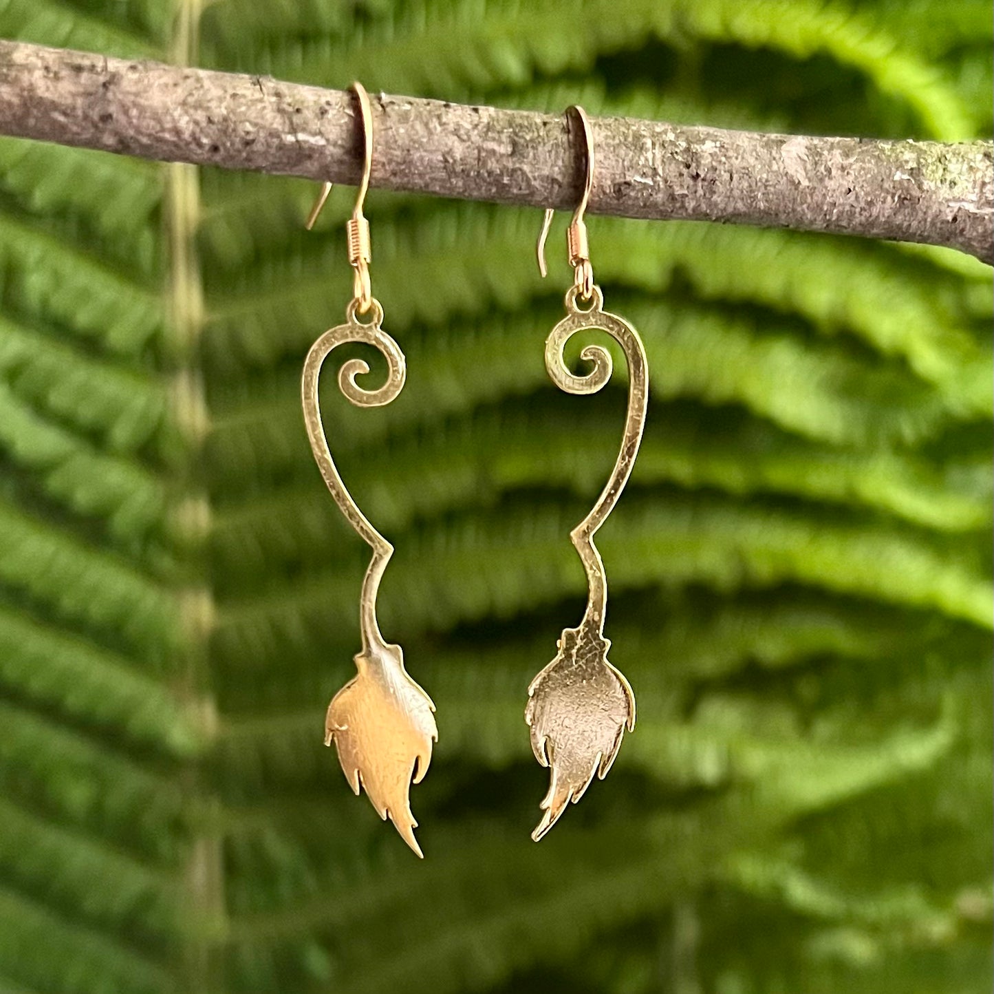 Earrings with witches' brooms in gold-coloured steel