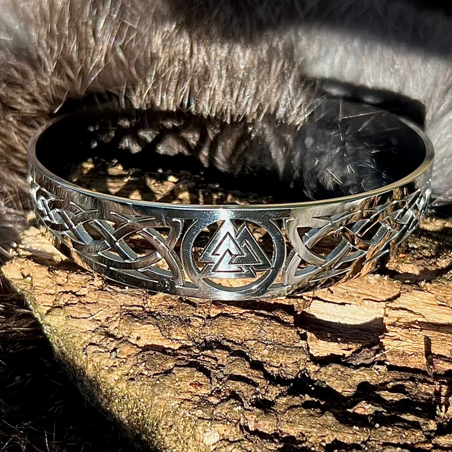 Rigid stainless steel bracelet with Valknut