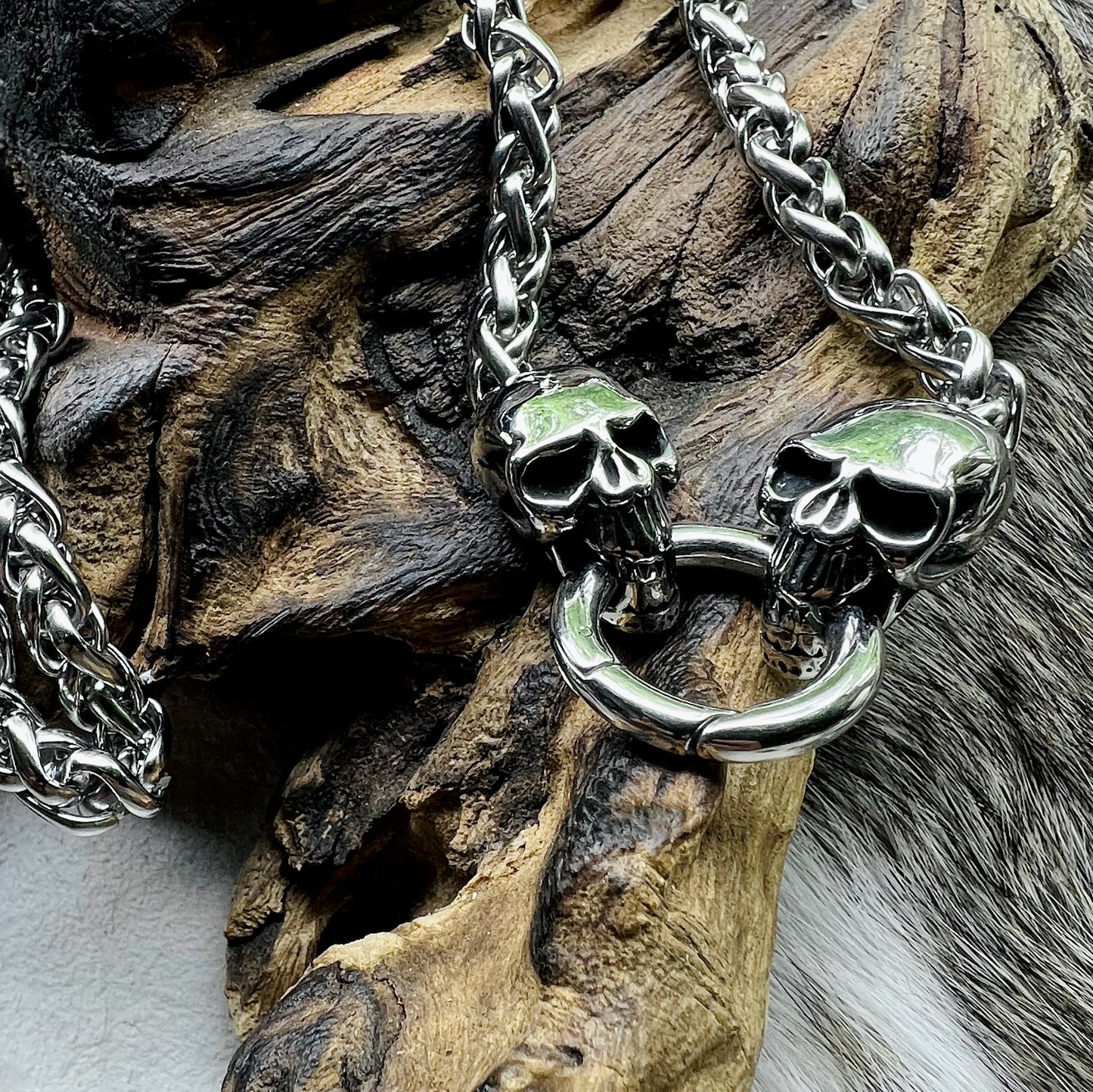 Necklace with skulls and opening ring